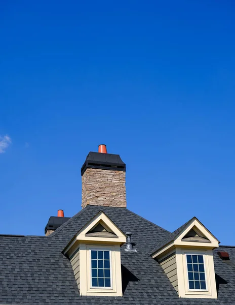 Dormers en stenen schoorsteen — Stockfoto