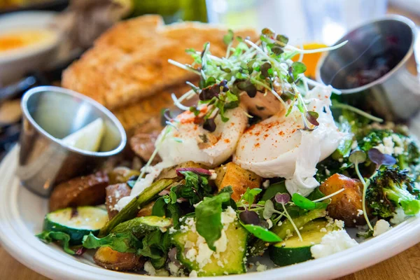 Ensalada con Brotes y Queso de Cabra — Foto de Stock