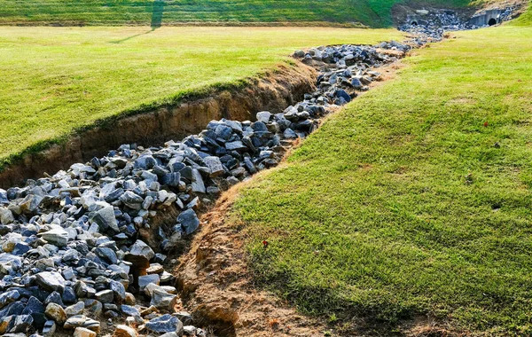 Stenen in riolering Ditch — Stockfoto