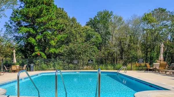 Piscine de quartier au début de l'automne — Photo