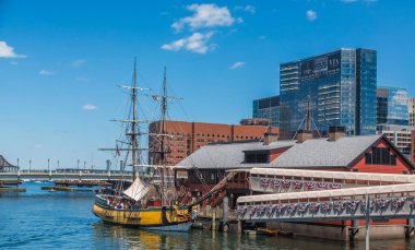 Boston Limanında Gemi