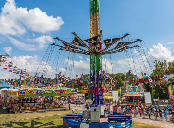 Ritten en drukte op kermis — Stockfoto