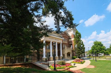 Belediye Binası Lambayı Geçti