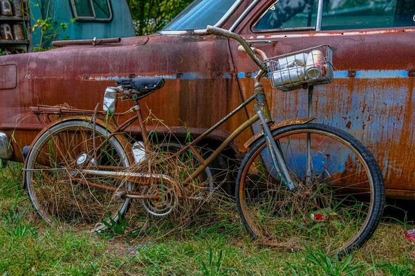 Rusty rower przez stary samochód — Zdjęcie stockowe