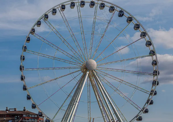 Grande ruota nel cielo pomeridiano — Foto Stock