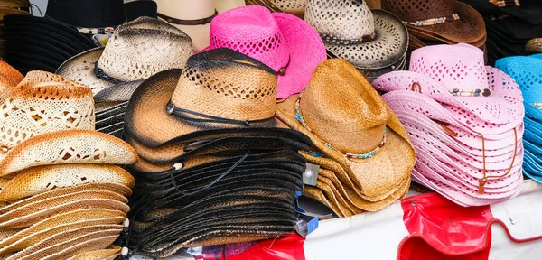 Empilements de chapeaux de cow-boy femmes — Photo