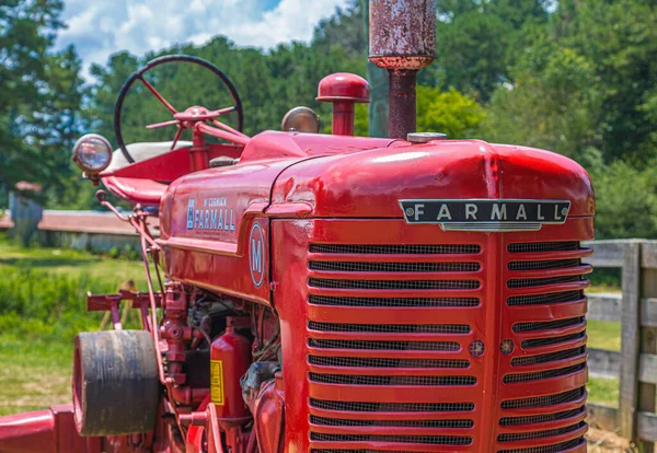 Farmall Tractor in Field — Stock Photo, Image