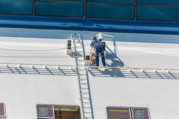 Schiffsmitarbeiter arbeitet an Überwachungskamera — Stockfoto