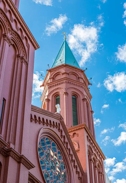 Målad röd tegelkyrka — Stockfoto