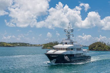 Bermuda Kanalında Mavi ve Beyaz Yat