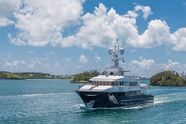 Blue and White Yacht in Bermuda Channel — Stock Photo, Image