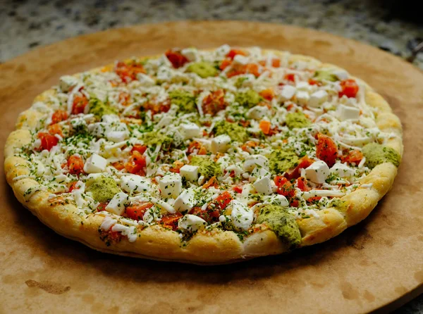 Frozen Vegetable Pizza on Cutting Board — Stock Photo, Image