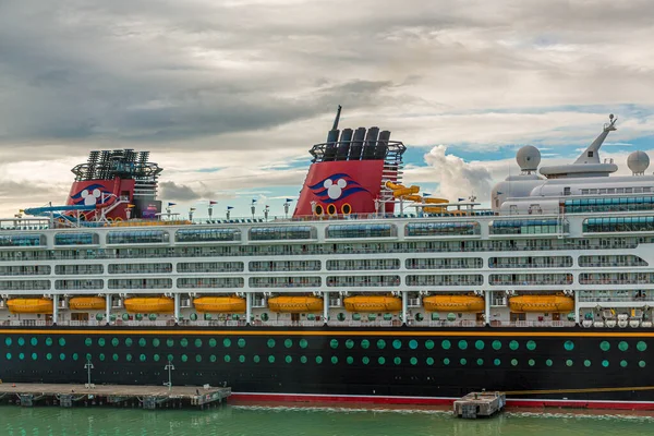 Barcos salva-vidas amarelos no navio de cruzeiro Disney — Fotografia de Stock