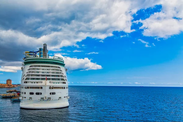 Cruise Ship in Paradise — Stock Photo, Image