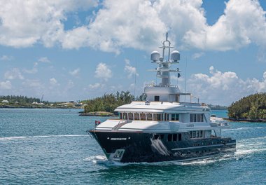 Bermuda Kanalında Mavi ve Beyaz Yat