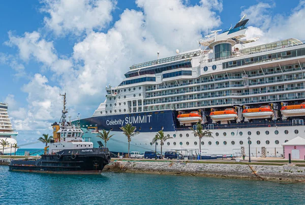 Cruiseschepen en sleepboot in Bermuda — Stockfoto