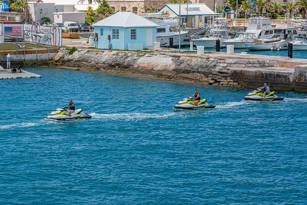 Tre moto d'acqua lasciando Bermuda Dockyard — Foto Stock