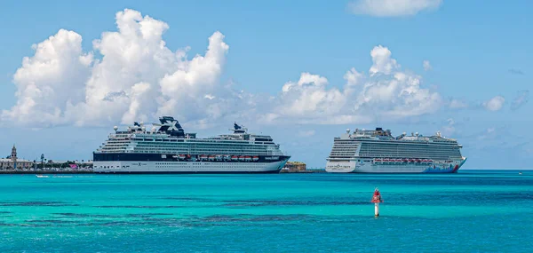 Dois navios de cruzeiro no estaleiro das Bermudas — Fotografia de Stock