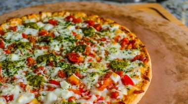 Taş Üstünde Sıcak Sebzeli Pizza