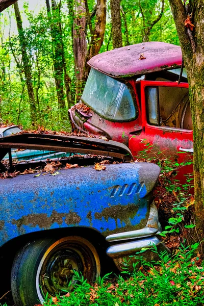 Coche azul y camión rojo — Foto de Stock