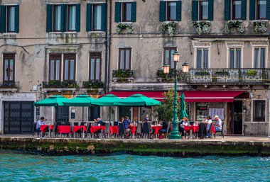 Kırmızı masa örtüleri ve yeşil şemsiyeler