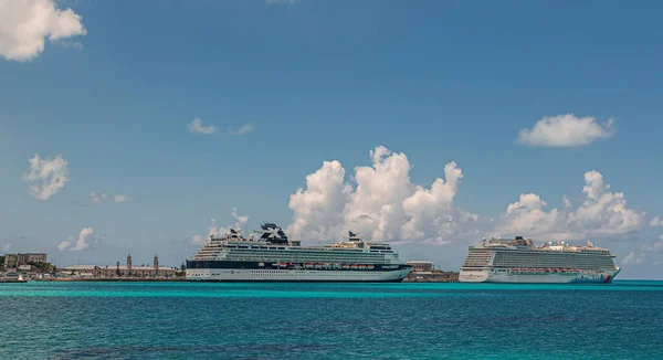 Twee cruiseschepen in Bermuda Dockyard — Stockfoto