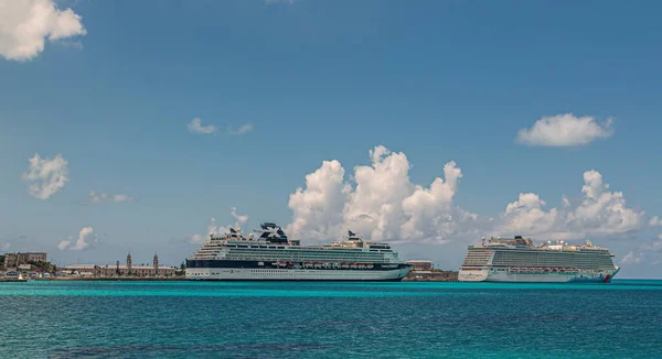 Zwei Kreuzfahrtschiffe in der Bermuda-Werft — Stockfoto