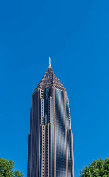 Moderner Turm am blauen Himmel — Stockfoto