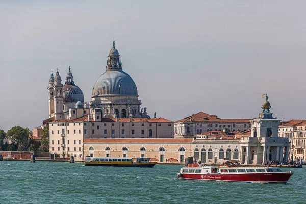 Tour Barcos Pasadas Iglesias de Venecia —  Fotos de Stock