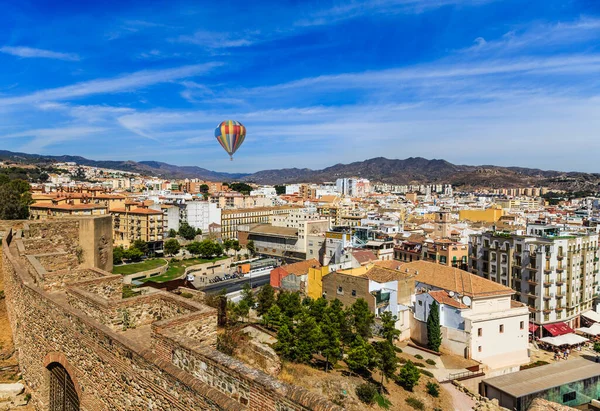 Luftballon über Malage jenseits von Alcazaba — Stockfoto