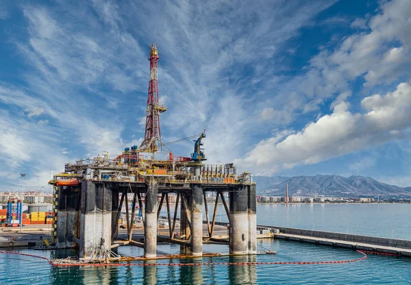 Malaga İspanya Limanı 'nda petrol sondaj platformu — Stok fotoğraf