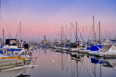 Marina Üzerindeki Ay