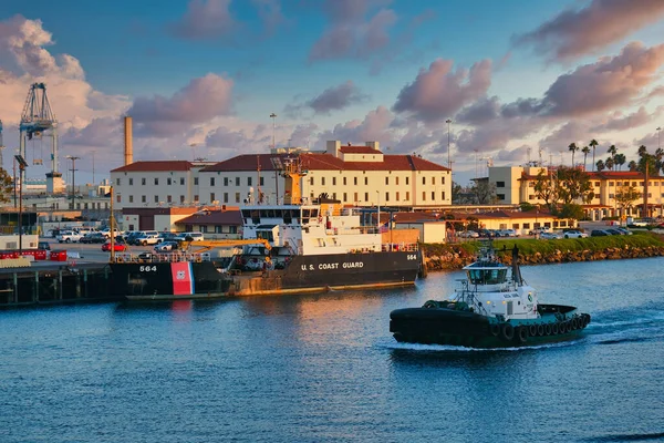 Tugboat przeszłości straży przybrzeżnej — Zdjęcie stockowe