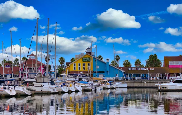 Marina vid Shoreline Village — Stockfoto