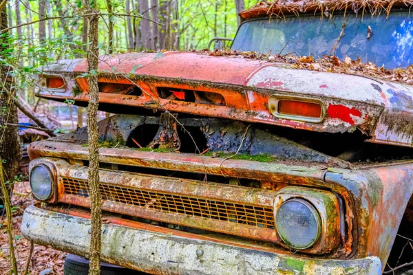 Velho Chevy vermelho Pickup esmagado em árvores — Fotografia de Stock