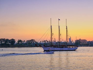 Long Beach 'teki Dusk' ta yelkenli.