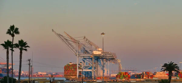 Cargueiro em LA Port Cranes — Fotografia de Stock