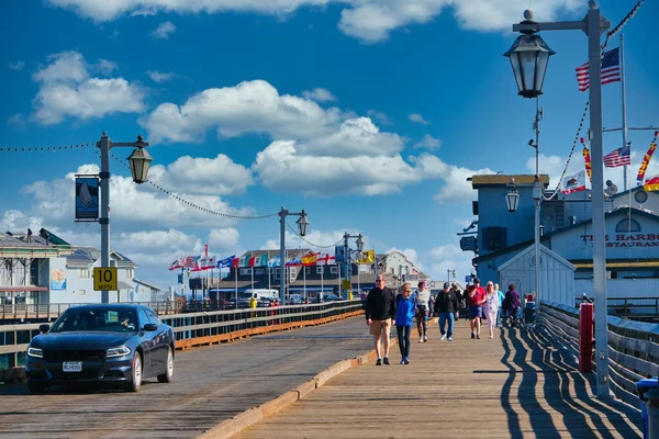 Touristen auf dem Santa Barbara Pier — Stockfoto