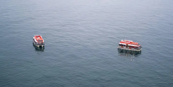 Две спасательные шлюпки в голубой воде — стоковое фото