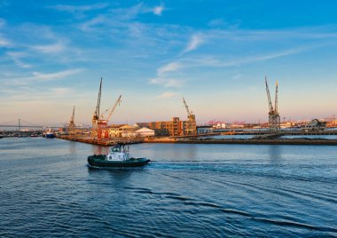 Los Angeles Limanı 'ndan ayrılan römorkör.