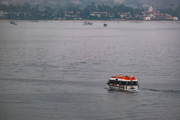 Rettungsboot kreuzt in Santa Barbara — Stockfoto
