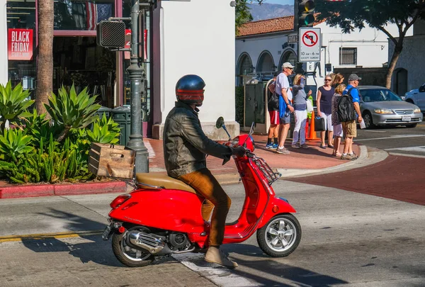 Red Moped no semáforo — Fotografia de Stock