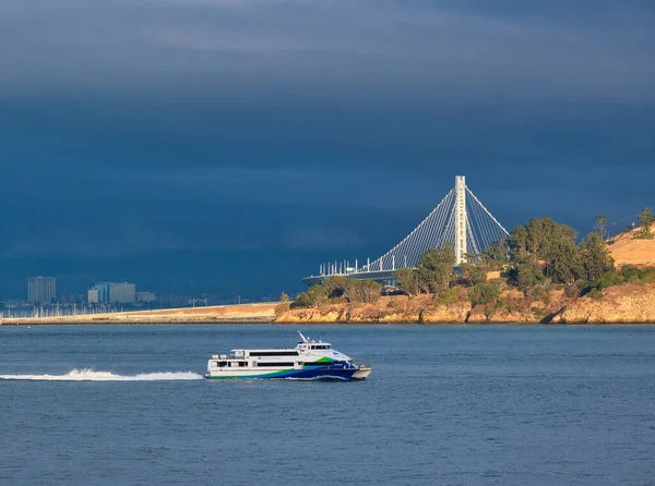 San Francisco Bay Ferry op Bay Bridge — Stockfoto