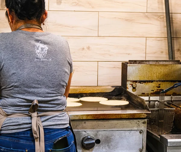 Woman Frying Fresh Tortillas — Stock Photo, Image