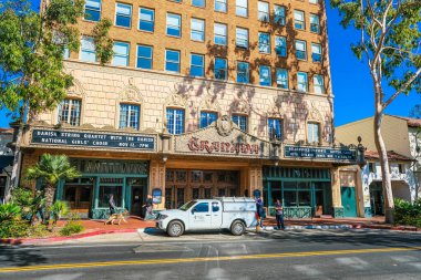 Granada Tiyatrosu 'ndaki asansör tamir kamyonu.