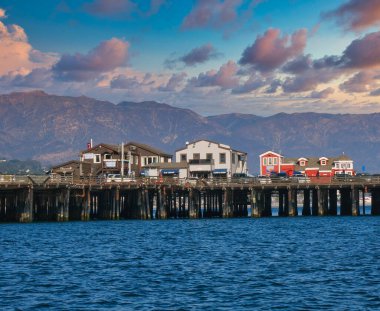 Santa Barbara Rıhtımı 'ndaki dükkanlar