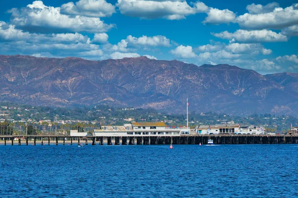 Santa Barbara İskelesinin Ötesindeki Dağlar
