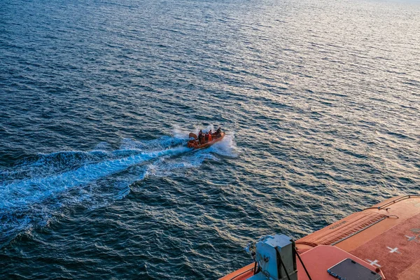 Kleine reddingsboot Voorbij Grote Reddingsboot — Stockfoto
