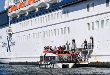 Ünlülerin Gemisi 'ne cankurtaran botu yükleniyor.