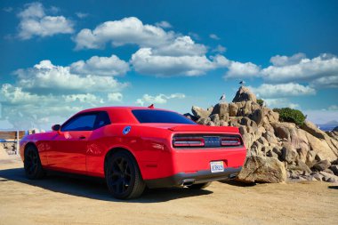 Sahilde Kırmızı Dodge Challenger